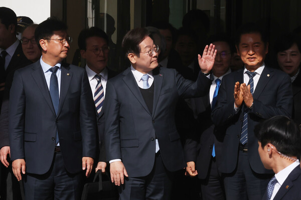 이재명 더불어민주당 대표가 26일 서울고등법원에서 열린 공직선거법 위반 항소심에서 무죄를 선고받은 뒤 법정을 나서며 의원들을 향해 손을 흔들고 있다. (사진=연합뉴스) 