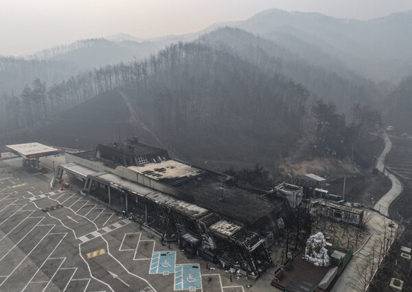  27일 경북 청송군 서산-영덕고속도로 청송휴게소(영덕방향)가 산불에 폐허가 돼 있다. (사진=연합뉴스)