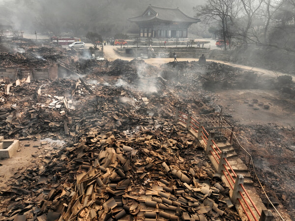 26일 경북 의성군 단촌면 고운사 가운루를 비롯한 건물들이 모두 불에타 흔적만 남아 있다. 이번 산불로 국가 지정 문화유산 보물로 지정된 가운루와 연수전 등이 소실됐다. (사진=연합뉴스) 