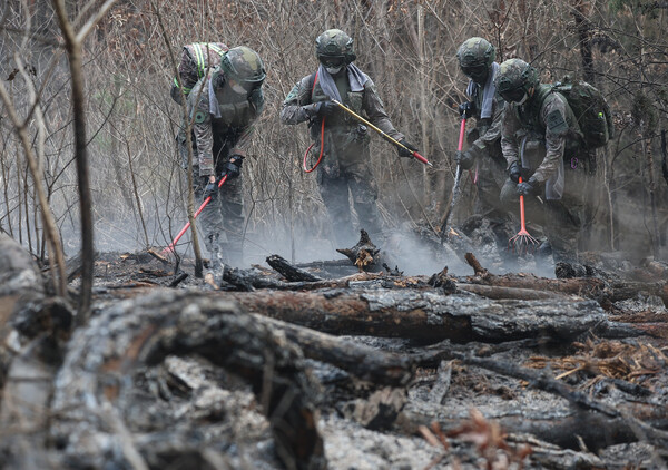 27일 경북 의성군 단촌면 방하리 산불 현장에 50사단과 2신속대응사단 장병 240여명이 산불 진화 지원작전에 나서 진화작업을 하고 있다. (사진=연합뉴스)
