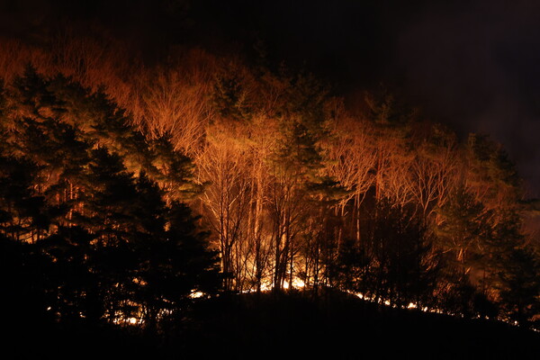 지난  27일 밤 경남 산청군 시천면 야산에서 산불이 번지고 있는 모습. (사진=연합뉴스)