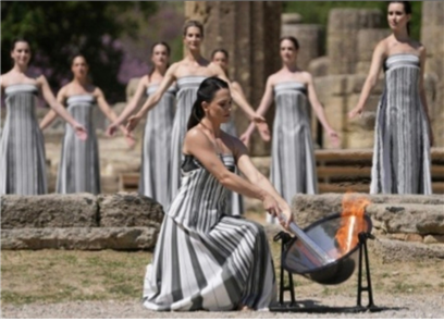 올림픽의 시작을 알리는 올림픽의 성화 채화식