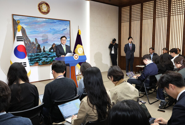 우원식 국회의장이 27일 국회에서 헌법재판소의 윤석열 탄핵심판 선고 지체 상황 등과 관련한 담화문을 발표하고 있다. 우 의장은 '윤석열 탄핵심판 신속 선고'를 촉구했다. (사진=연합뉴스)