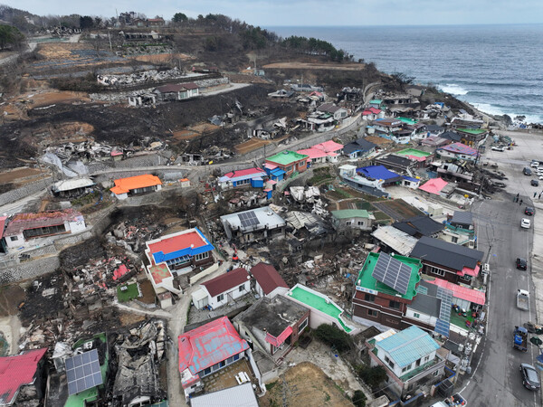 28일 오후 경북 영덕군 영덕읍 노물리 마을이 산불 피해로 폐허로 변해 있다. (사진=연합뉴스)