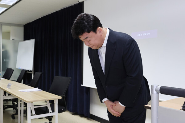 백종원 더본코리아 대표가 3월 28일 서울 서초구 스페이스쉐어 강남역센터에서 열린 첫 정기 주주총회에서 주주들을 향해 사과하고 있다. (사진=연합뉴스)