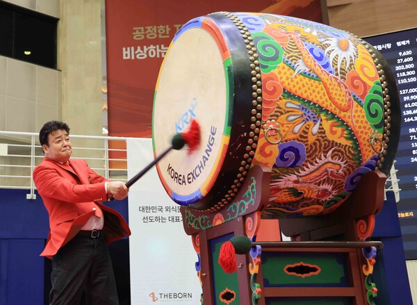 백종원 더본코리아 대표가 2024년 11월 6일 오전 서울 영등포구 여의도 한국거래소 홍보관에서 열린 더본코리아 코스피 상장 기념식에 참석해 기념북을 치고 있다. (사진=연합뉴스)