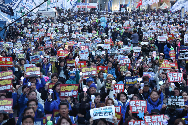 윤석열 탄핵심판 선고를 하루 앞둔 3일 서울 종로구 안국역 인근에서 열린 '윤석열 8대0 파면을 위한 끝장 대회' 참석자들이 구호를 외치고 있다. (사진=연합뉴스)