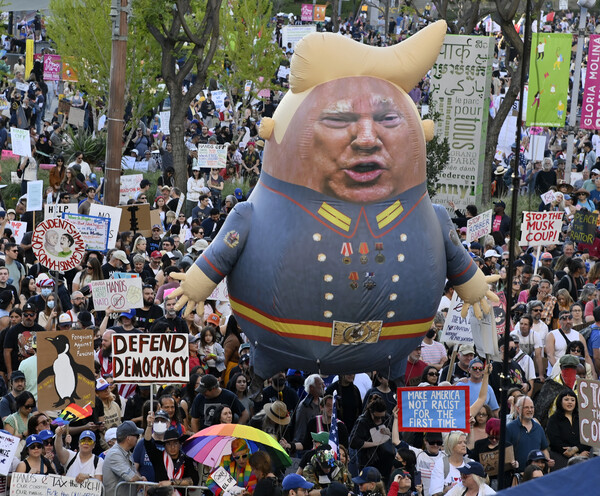 5일  로스앤젤레스 시청 앞에서 수천명이 트럼프의 권위주의 확대와 갑부 옹호 및 지원에 항의하는 '핸즈오프(Hands Off! 손 떼라!)' 시위를 벌이고 있다. (사진=연합뉴스 / upi)