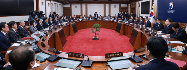 한덕수 대통령 권한대행 국무총리가 8일 정부서울청사에서 열린 국무회의를 주재하고 있다. 이날 국무회의는 헌법재판소의 윤석열 대통령 파면 결정 뒤 열린 첫 국무회의다. (사진=연합뉴스)