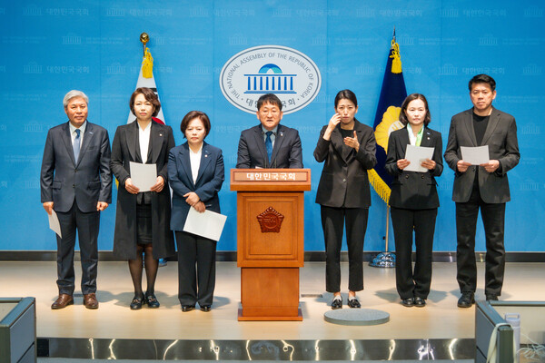 조국혁신당 의원들이 8일 국회 소통관에서 윤석열과 윤석열 탄핵 심판 사건 변호인들을 뇌물 혐의로 공수처에 고발하겠다는 방침을 밝히고 있다. (사진=연합뉴스)