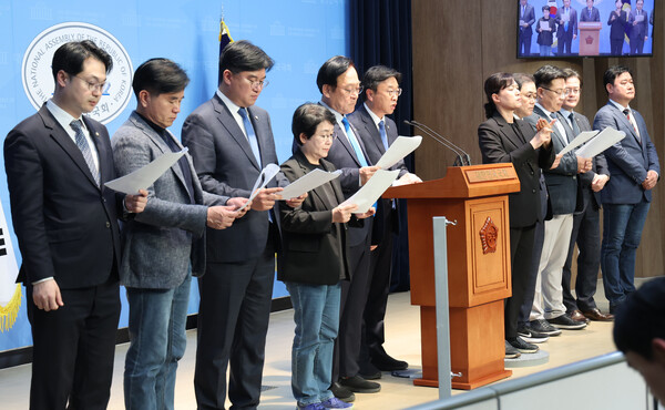 더불어민주당 초선 의원 모임 '더민초' 의원들이 9일 서울 여의도 국회 소통관에서 한덕수 대통령 권한대행 국무총리를 향해 이완규·함상훈 헌법재판관 후보자 지명 철회를 촉구하고 있다.