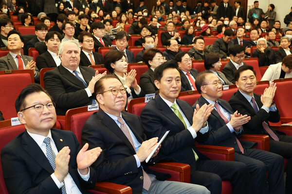 국민의힘 인사들이 2월 12일 국회 도서관에서 열린 '87체제 극복을 위한 지방분권 개헌 토론회'에 참석해 박수를 치고 있다. 왼쪽부터 국민의힘 이양수 사무총장, 권영세 비상대책위원장, 오세훈 서울시장. (사진=연합뉴스)