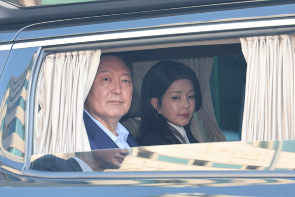 윤석열  김건희 부부가 서울 한남동 대통령관저 무단점거 7일 만인 11일 오후 서울 서초동 자택으로 퇴거하고 있다. (사진=연합뉴스)