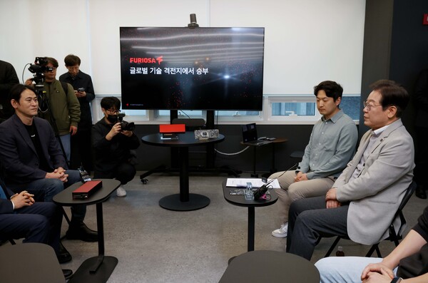  더불어민주당 이재명 대선 예비후보가 14일 서울 강남구 퓨리오사AI에서 백준호 대표 등 임직원들과 간담회를 하고 있다. (사진=연합뉴스)