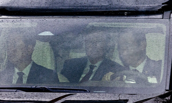 내란 우두머리 혐의로 첫 재판을 받기 위해 윤석열이 14일 차량에 탑승해 서울중앙지방법원에 들어서고 있다.(사진=연합뉴스)