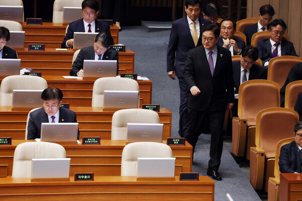 우원식 국회의장이 15일 국회 본회의장으로 들어서면서 대정부질문에 불출석한 한덕수 대통령 권한대행 국무총리의 빈자리를 바라보고 있다. (사진=연합뉴스)