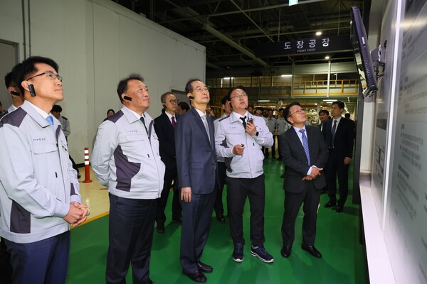 한덕수 대통령 권한대행 국무총리가 15일 기아 오토랜드 광주공장을 방문하고 있다. (사진=연합뉴스)