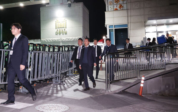 16일 대통령실 압수수색을 시도한 경찰 비상계엄 특별수사단이 10시간 대치 끝에 빈손으로 되돌아 나오고 있다. (사진=연합뉴스)