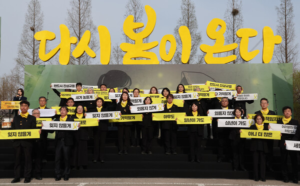 16일 경기 안산시 단원구 화랑유원지에서 열린 세월호 참사 11주기 기억식에서 4.16합창단이 합창 공연을 하고 있다. (사진=연합뉴스)