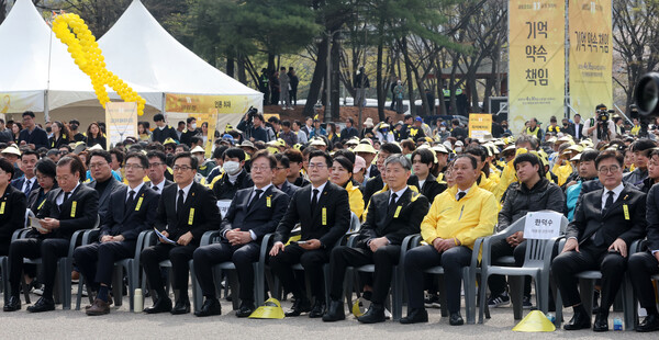 더불어민주당 박찬대 당 대표 권한대행 겸 원내대표, 이재명 전 대표, 김동연 경기지사, 김경수 전 경남지사, 국민의힘 권영세 비상대책위원장 등 대권 주자와 각 당 지도부가 16일 경기 안산시 화랑유원지에서 열린 ''세월호 참사 11주기 기억식'에 참석해 있다. 한덕수 대통령 권한대행은 불참해, 의자만 놓여 있다. (사진=연합뉴스)