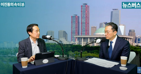 뉴스버스TV와 인터뷰 중인 5선의 정성호 더불어민주당 의원. 이재명 전 대표의 측근으로  친명계 좌장으로 불린다. (사진=뉴스버스TV캡처)