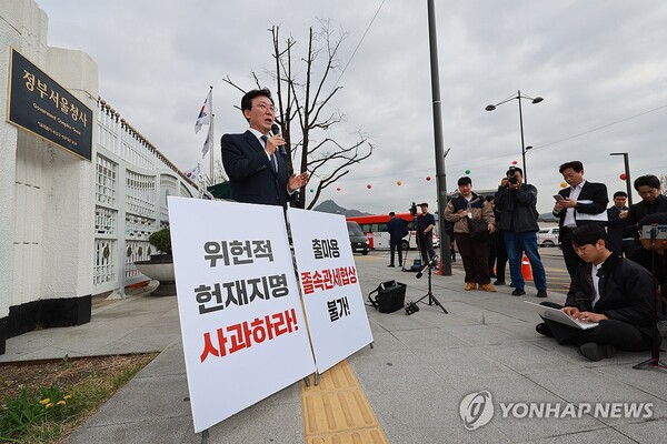더불어민주당 김민석 최고위원이 17일 서울 종로구 정부서울청사 앞에서 한덕수 대통령 권한대행 국무총리가 미국의 관세 부과 조치와 관련해 협상에 임해서는 안 된다고 주장하며 1인 시위와 기자회견을 하고 있다. (사진=연합뉴스)