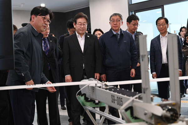 이재명 더불어민주당 대선 경선 후보가 17일 대전 유성구 국방과학연구소에서 개발 중인 무기체계를 둘러보고 있다. (사진=연합뉴스) 