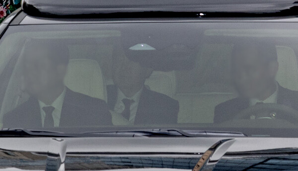 내란 우두머리 혐의로 재판을 받는 윤석열을 태운 차량이 14일 서울중앙지방법원에 들어서고 있다. (사진=연합뉴스)