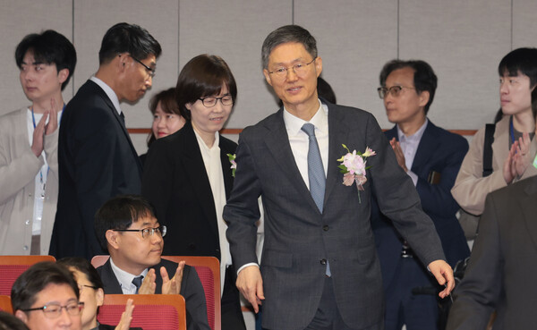 문형배 헌법재판소장 권한대행과 이미선 재판관이 18일 서울 종로구 헌법재판소에서 퇴임식에 참석하기 위해 입장하고 있다. (사진=연합뉴스)