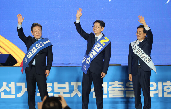 더불어민주당 대선 경선 후보들이 19일 오후 충북 청주체육관에서 열린 '제21대 대통령선거 후보자 선출을 위한 충청권 합동연설회'에 참석해 손을 흔들고 있다. 왼쪽부터 이재명, 김경수, 김동연 후보.