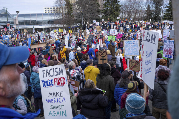 19일(현지시간) 미국 알래스카주의 최대 도시인 앵커리지에서 열린 반(反) 트럼프 시위. (사진=연합뉴스 / AP)