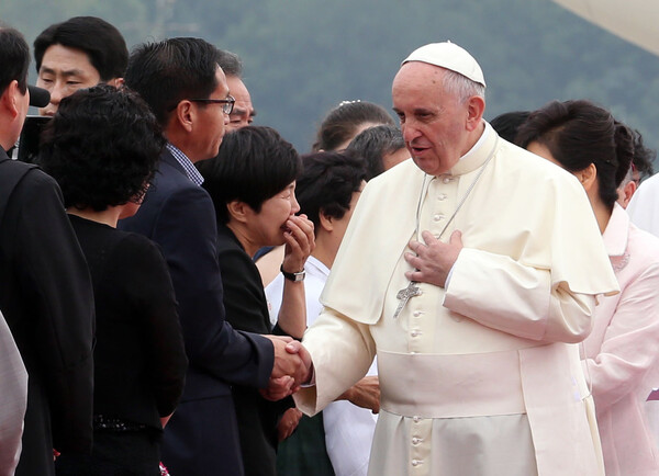 지난 2014년 8월 서울공항에 도착해 세월호 유가족 대표들에게 위로의 메시지를 전하는 프란치스코 교황의 모습. (사진=연합뉴스)