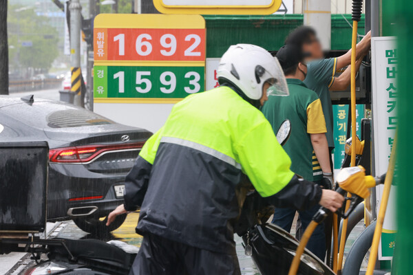이달 말 종료 예정이던 유류세 한시적 인하 조치가 6월 30일까지 2개월 연장된다. 다만 휘발유 인하율은 당초 15%에서 10%로, 경유 및 액화석유가스(LPG) 부탄 인하율은 기존 23%에서 15%로 축소된다.  (사진=연합뉴스)