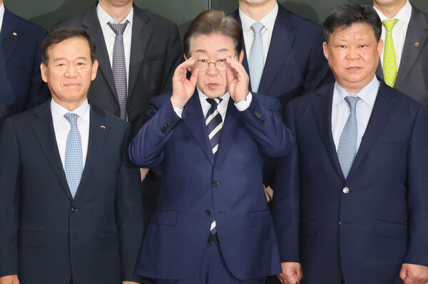 더불어민주당 이재명 대선후보가 21일 서울 여의도 금융투자협회에서 열린 자본시장 활성화를 위한 정책간담회에서 기념촬영 전 안경을 고쳐쓰고 있다. (사진=연합뉴스)