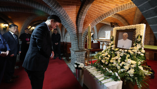  우원식 국회의장이 23일 서울 중구 명동대성당 지하성당에 마련된 프란치스코 교황 빈소에서 조문하고 있다. (사진=연합뉴스)