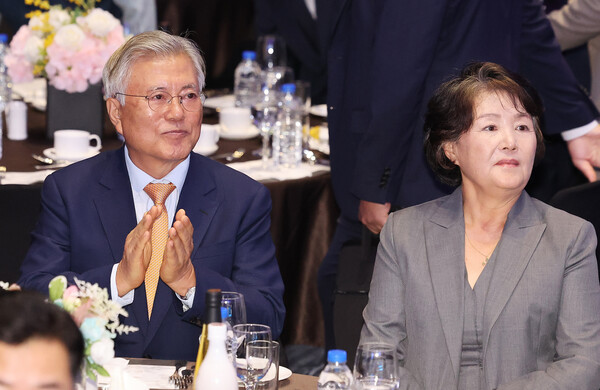 지난해 10월 4일 경기 수원시 영통구 수원컨벤션센터에서 열린  '10·4 남북정상선언 17주년 기념식'에 참석한 문재인 전 대통령 내외. (사진=연합뉴스)