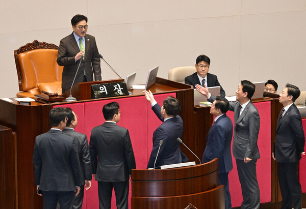 우원식 국회의장이 24일 국회 본회의에서 한덕수 대통령 권한대행을 향해 작심 비판을 하자  권성동 국민의힘 원내대표와 국민의힘 인사들이  연단으로 나와 우 의장에게 항의하고 있다. (사진=연합뉴스)