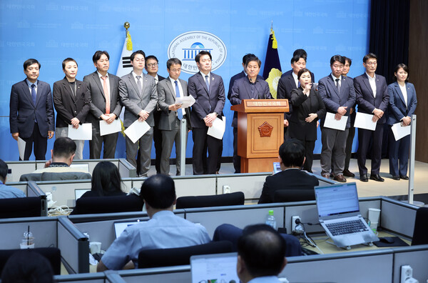 더불어민주당 전정권정치탄압대책위원회 위원들이 24일 국회 소통관에서 문재인 전 대통령 기소 관련 긴급 기자회견을 하고 있다. 