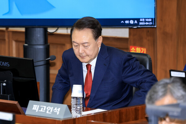 윤석열 전 대통령이 21일 서울 서초구 서울중앙지법에서 열린 내란 우두머리 혐의 형사재판 2차 공판에 출석해 있다. (사진=연합뉴스/공동취재단)