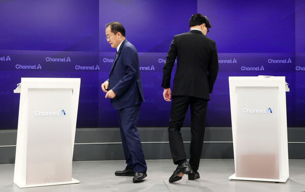  25일 서울 종로구 동아미디어센터 채널A스튜디오에서 국민의힘 대선 2차 경선 진출자인 한동훈, 홍준표 후보가 기념촬영을 마친 뒤 자리로 돌아가고 있다. (사진=연합뉴스) 