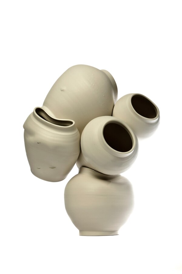 blossom moon jar 2 백자토, 물레성형후 조합 여러번 소성, 250×280×450cm 2011