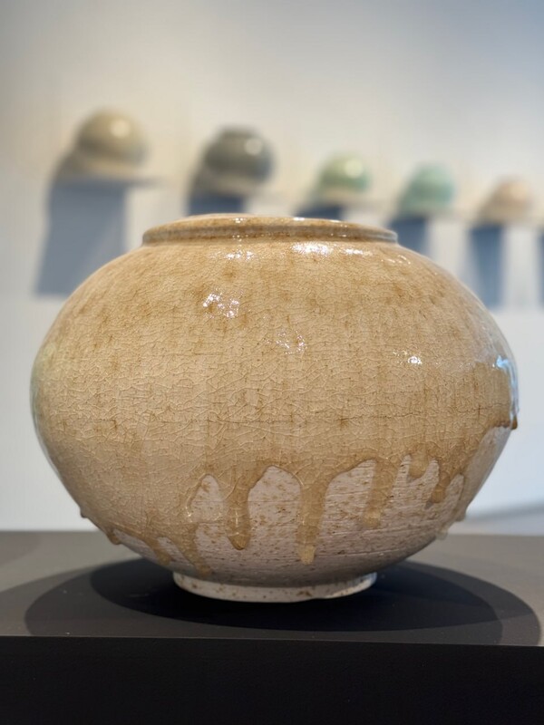  Flowing Moon Jar, frit, glass 35.5×35.5×26cm 2023