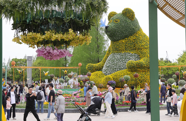 27일 경기도 고양시 일산호수공원에서 열린 '2025 고양국제꽃박람회'에서 많은 관람객들이 화려하고 다양한 꽃들을 구경하고 있다. (사진=연합뉴스)