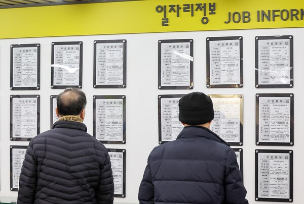 노인들이 일자리 정보를 살펴보고 있다. (사진=연합뉴스)