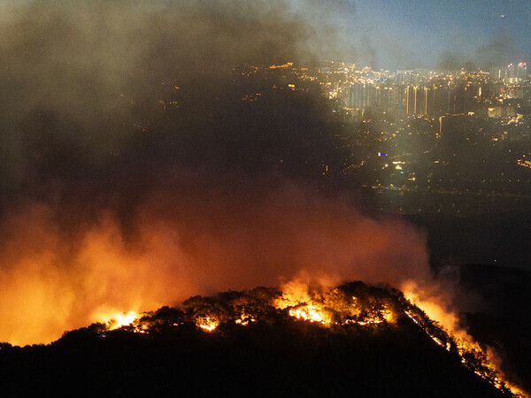 28일 오후 2시 1분쯤 대구 북구 노곡동 함지산에서 발생한 산불이 야간에도 확산하고 있다. (사진=연합뉴스)