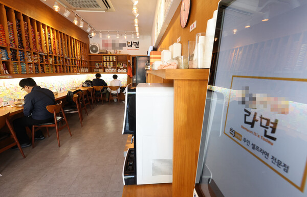 29일 삼성카드에 따르면 전국 무인점포가 2020년~올해 초 4배나 늘어났다. 예비 사장들이 인건비와 창업 비용을 줄이기 위해 무인점포를 선호하는 것으로 분석된다. 사진은 서울의 한 라면 무인점포. (사진=연합뉴스) 