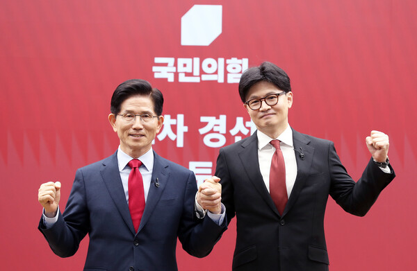 국민의힘 대선 최종 경선에 진출한 김문수(왼쪽)·한동훈 후보. (사진=연합뉴스)