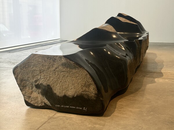 그림 4)태초의 잔상(afterimage of beginning 024-613), 2024, 현무암,  75 x 74 x 346 cm (사진 제공=현수정)