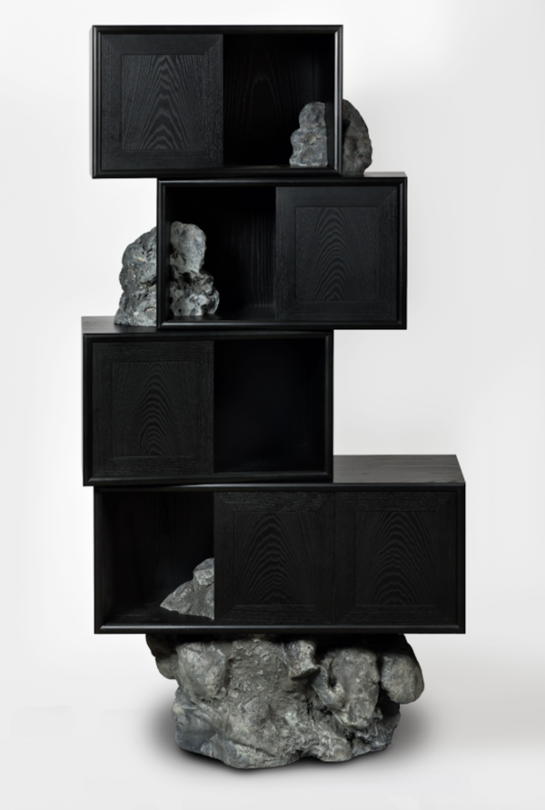 그림 5)태초의 잔상(afterimage of beginning 024-621), 2024, 물푸레 위에 검정 우레탄, 자연석, 알루미늄, 182 x 87 x 45 cm, 사진 제공=프리드먼 벤다 갤러리, 최병훈 / 사진 촬영=이지 렁(Izzy Leung)