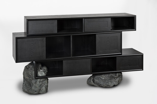 그림 7) 태초의 잔상(afterimage of beginning 024-620), 2024, 물푸레 위에 검정 우레탄, 자연석, 알루미늄, 92 x 167 x 45 cm 사진 제공=프리드먼 벤다 갤러리, 최병훈 / 사진 촬영=이지 렁(Izzy Leung)